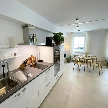 Zentrales Innenstadt Mit Garage דירה *